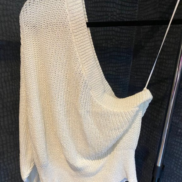 One sleeve knit sweater - Picture 2 of 2